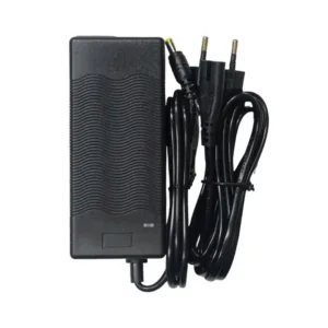 Cargador de batería de plomo 36V 2A con conector DC2.1 para patinetes eléctricos y dispositivos compatibles.